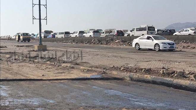 عملية ترميم لجزء متضرر من الطريق
